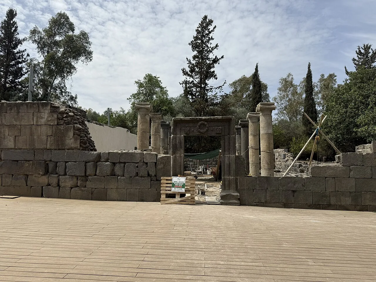 ภาพถ่ายธรรมศาลาจำลองแบบกาลิลีที่ Katzrin ผนังหินบะซอลต์ เสาหินและกรอบประตูสลักลาย